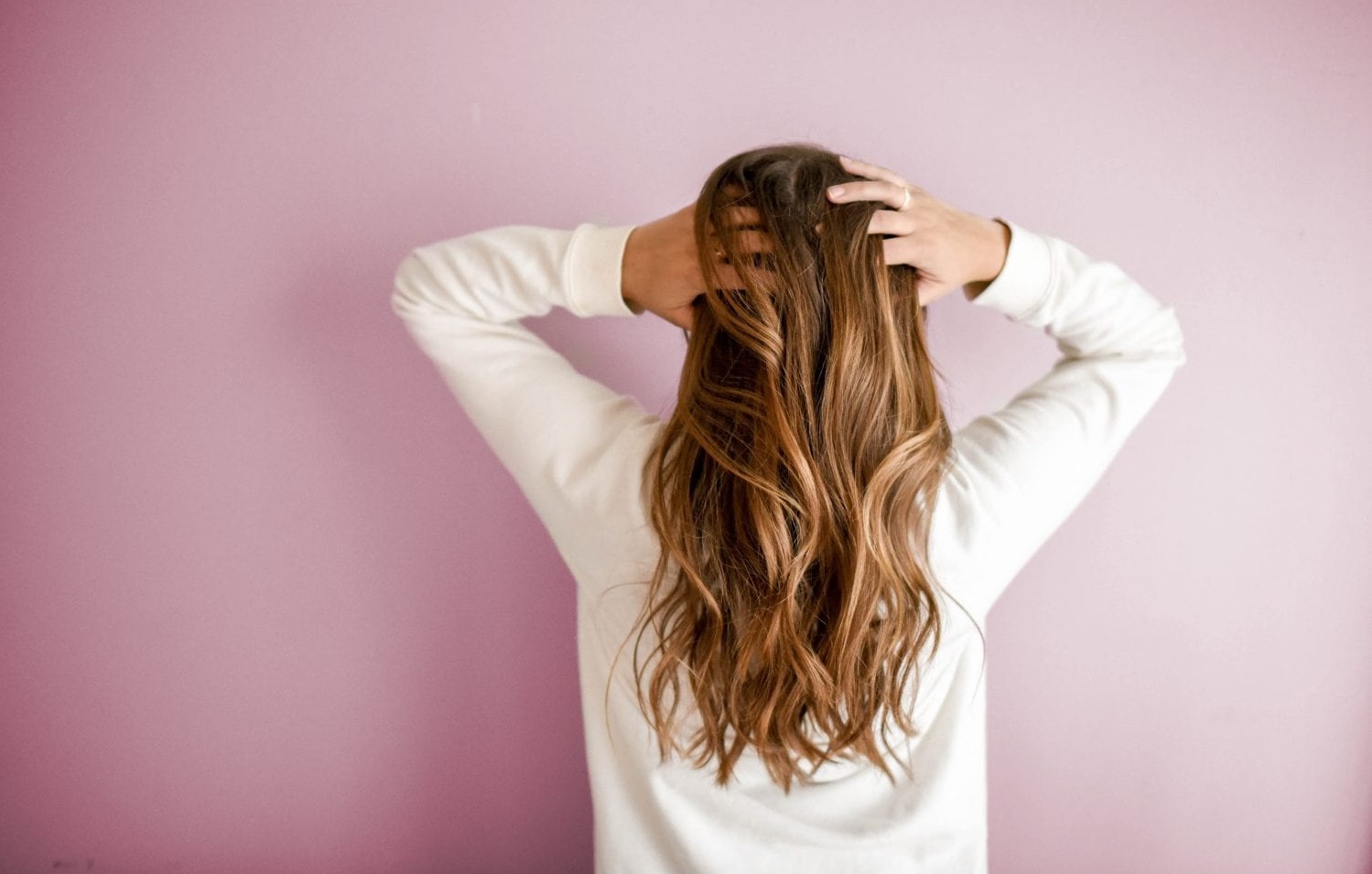 پیشگیری از سوختن مو همیشه راحت تر از درمان موهای سوخته است. قبل از استفاده از ابزارهای حالت دهنده مو، از یک اسپری محافظ حرارتی مو برای محافظت از مو در برابر آسیب استفاده کنید.