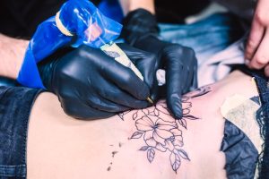 hands making tattoo with machine 23 2147833984 تاتو به کدام اندام ها آسیب بیشتری می زند؟